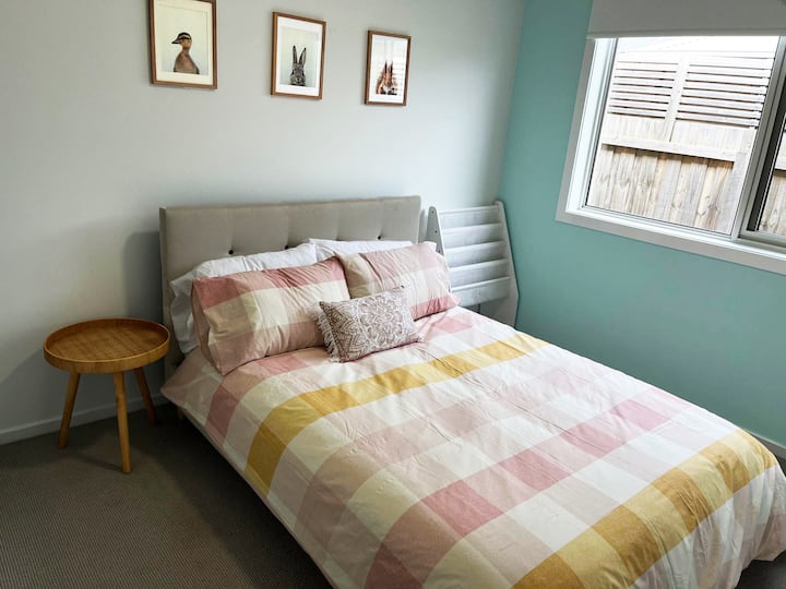 Kitanda cha watu wawili kilicho na BIR katika Chumba cha 2 cha kulala, karibu na Sebule na eneo la kuhifadhi vitabu vya watoto.
