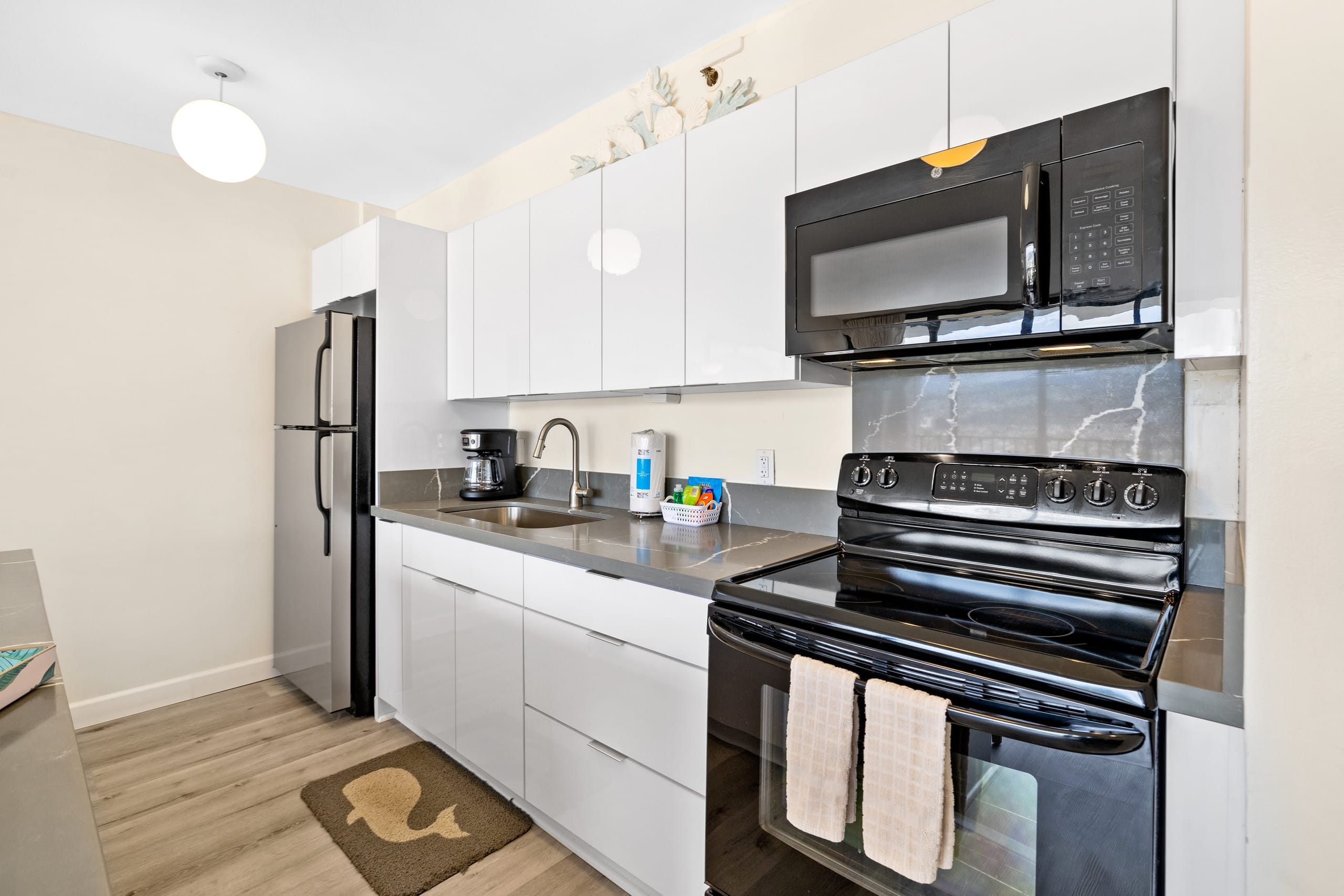 Condo in Honolulu · ★4.82 · 1 bedroom · 2 beds · 1 private bath - Image 7