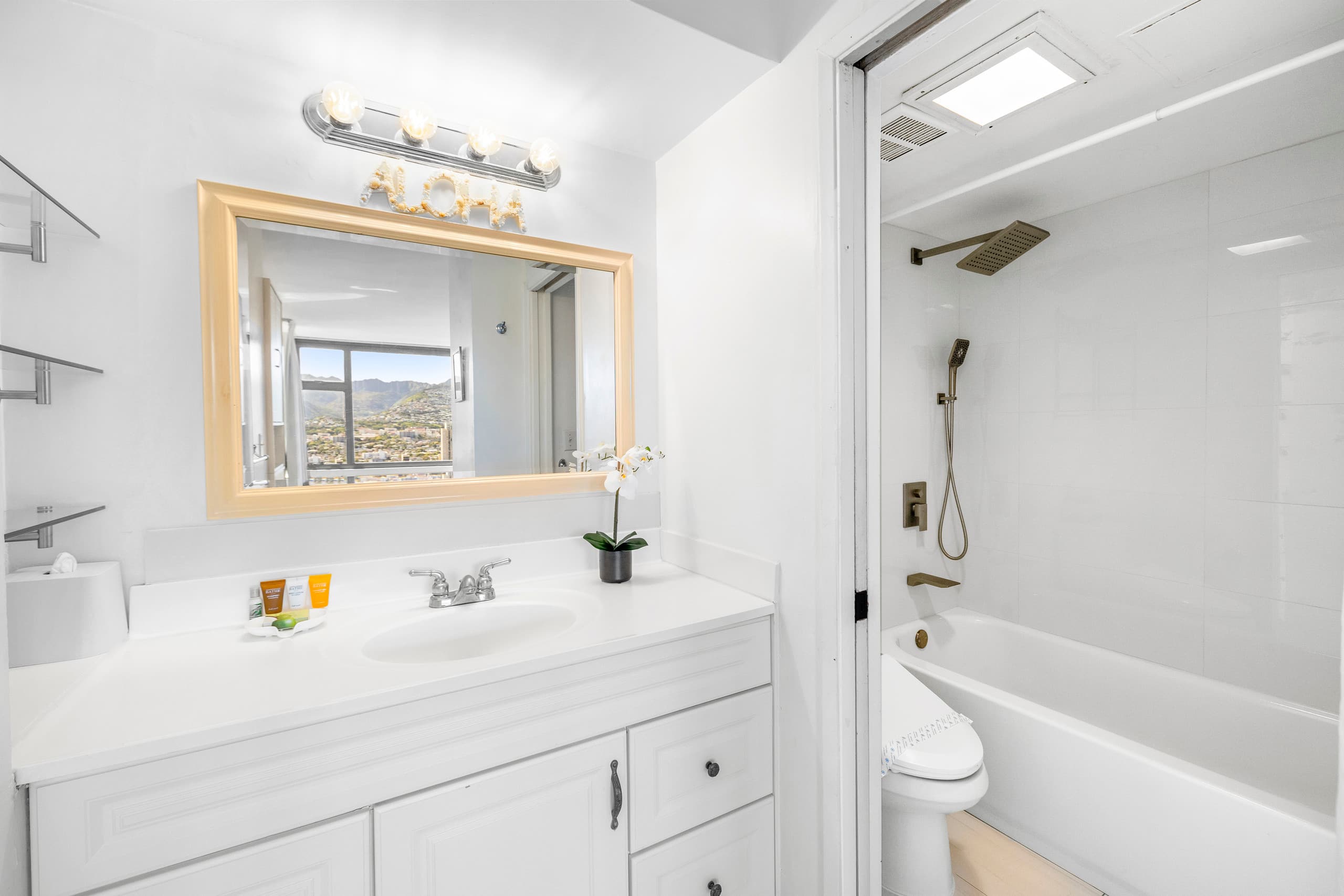 Condo in Honolulu · ★4.82 · 1 bedroom · 2 beds · 1 private bath - Image 17