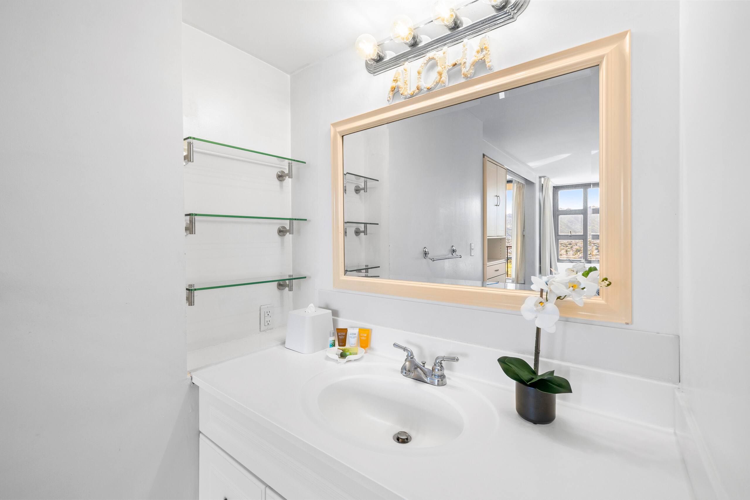 Condo in Honolulu · ★4.82 · 1 bedroom · 2 beds · 1 private bath - Image 18