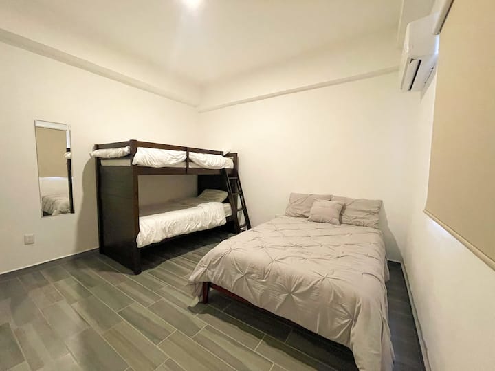 Chambre 2 avec lit double et lits superposés simples