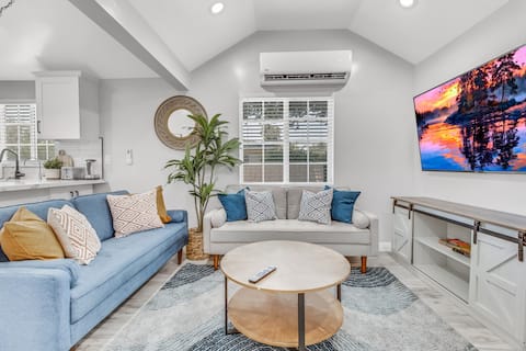 Cozy Charming Blue Cottage  Retreat for Your Stay!