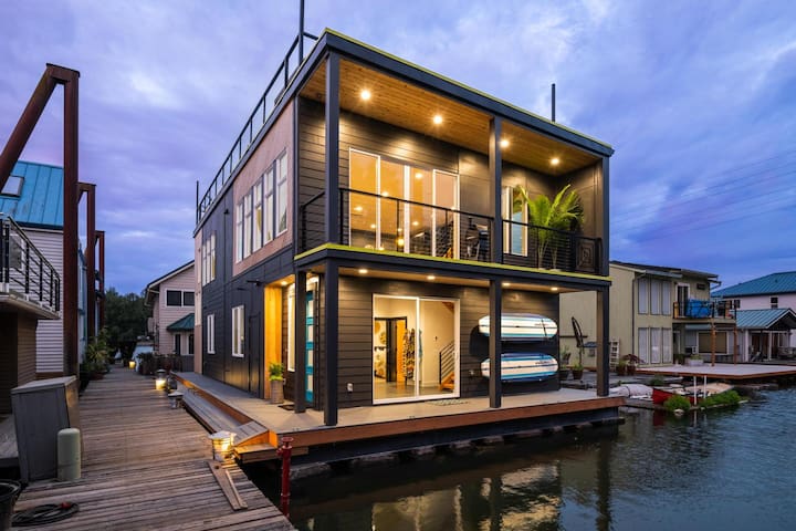 Stunning Floating Home on the Willamette River!