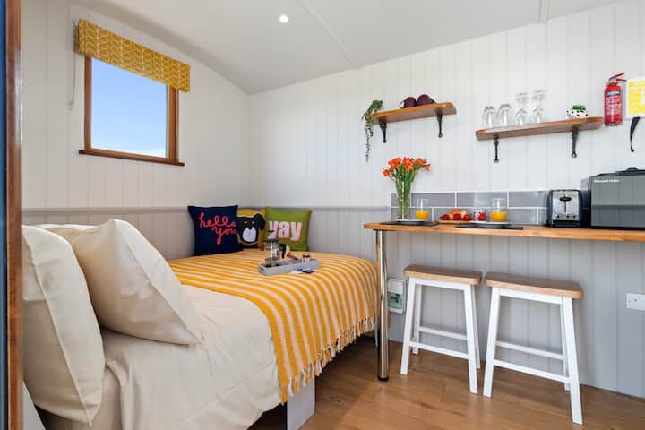 Heather Shepherds Hut | Hot Tub | Pet Friendly - Pembrokeshire