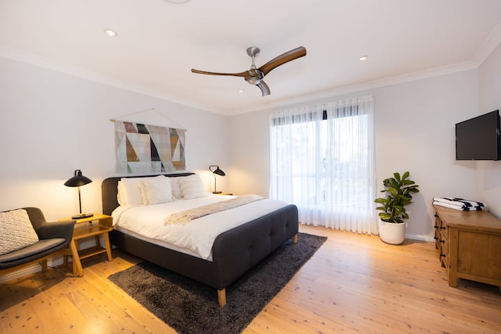 Main bedroom - Queen Bed with ensuite and large walk in wardrobe. TV also in this room. Air-conditioning in each room and ceiling fans in both main bedrooms.  Linen Is provided and professionally laundered.