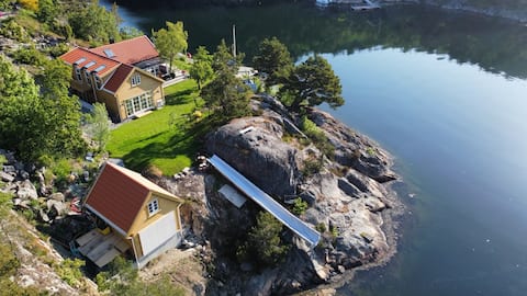 Southern idyll for the extended family, boat and water slide