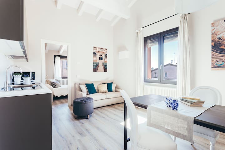 Lovely 2 Bedroom apt with balcony