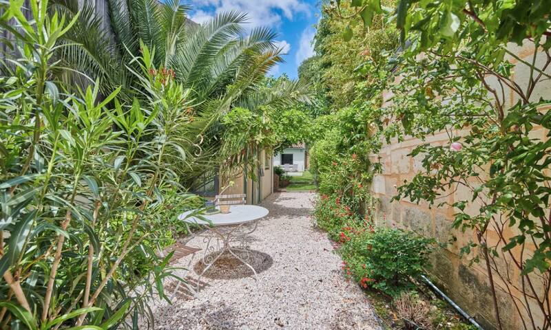Bordeaux centre, maison 260m², jardin et piscine.