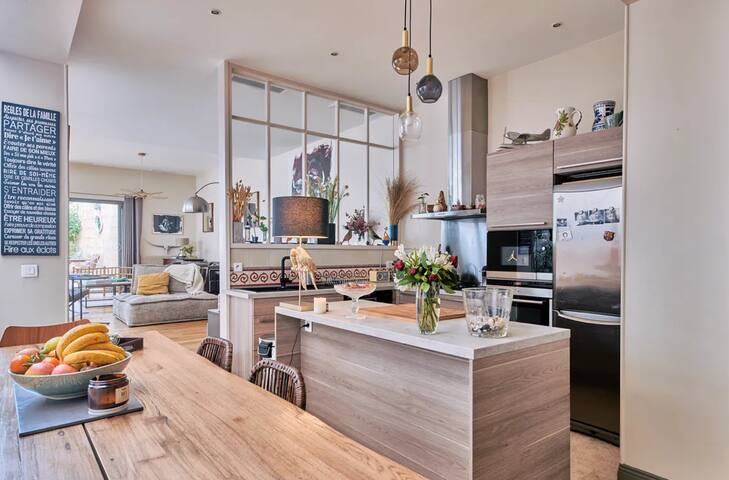 Bordeaux centre, maison 260m², jardin et piscine. gallery image 5