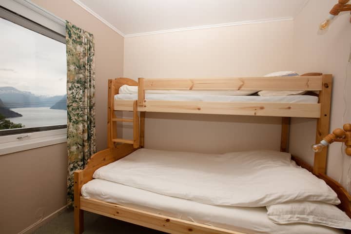 Спалня номер 2 разполага със семейно легло със 120 см  легло на долния етаж и 75 см легло на горния етаж. 