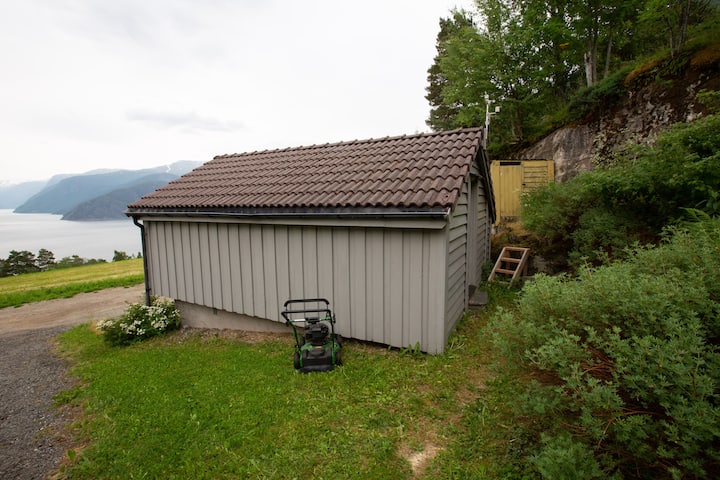 Таванът на гаража съдържа допълнителна спалня с двойно легло с добре красива гледка от стаята.