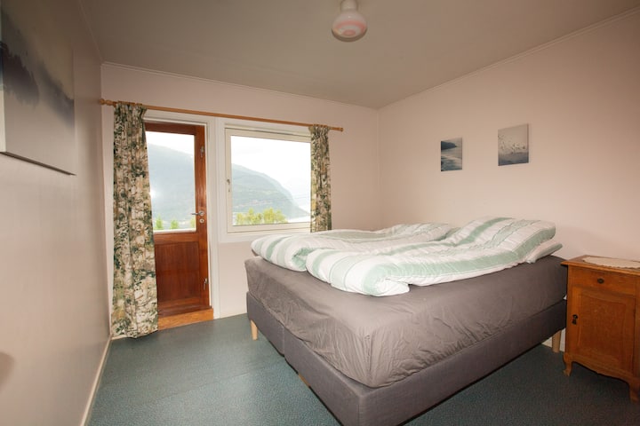 Основната спалня е оборудвана с двойно легло и разполага със собствен балкон.