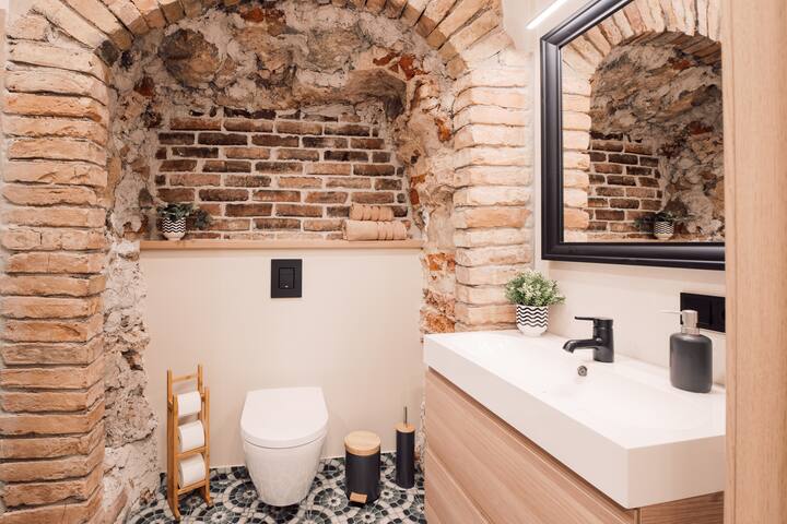 Harmony Apt/9 Guests/Self Check-In/4 BR/Old Riga gallery image 3