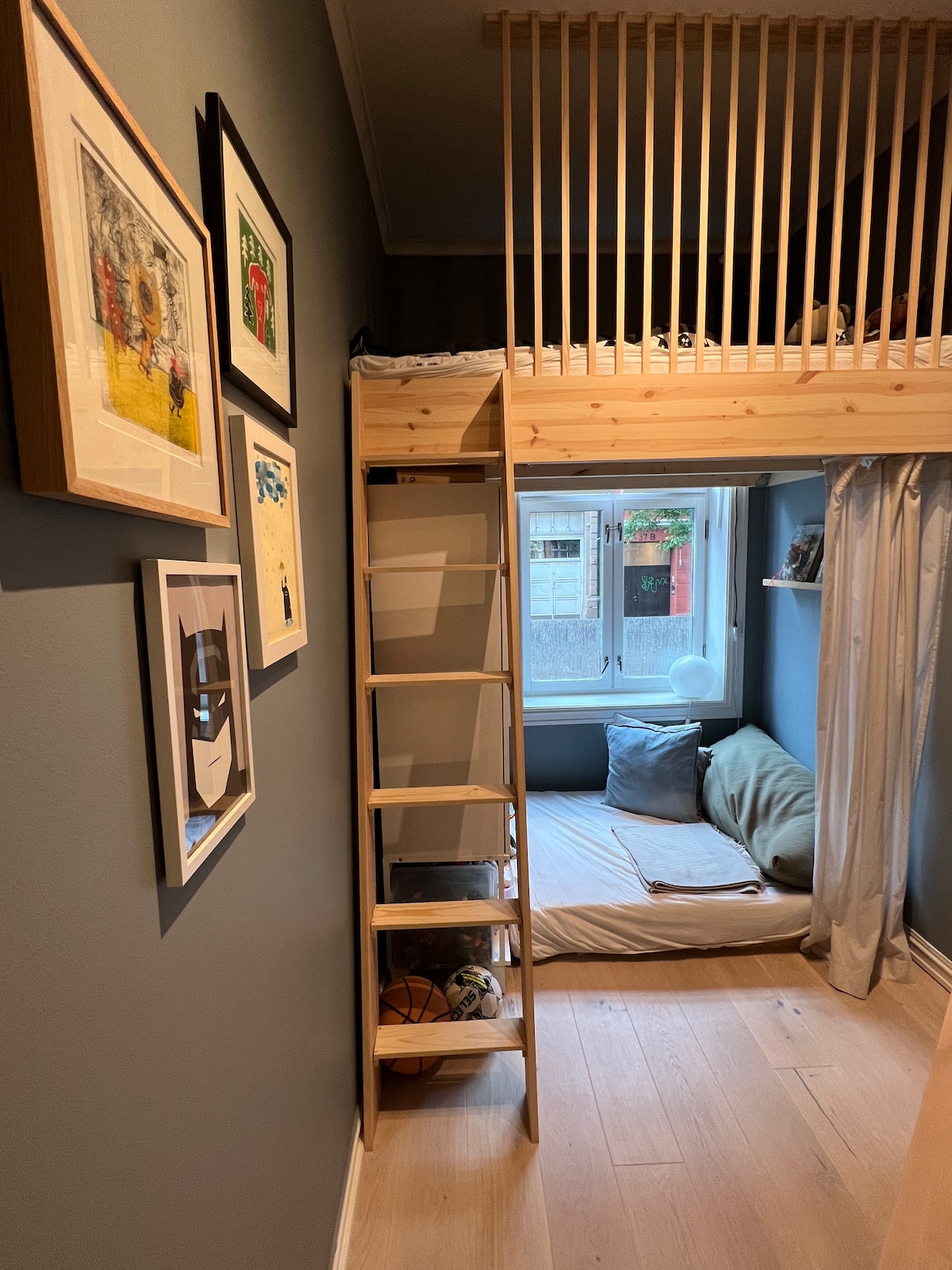 Bedroom with a loft. The bed is 120x200cm.