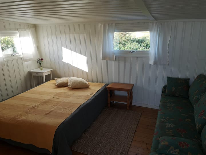 Dormitorio, litera y sofá cama para dos.