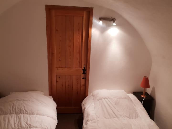 Kamer op de begane grond van de EDELWEISS 3 verhuur in Névache Ville Haute (2 bedden van 90, 2 bedden en een dressoir)
