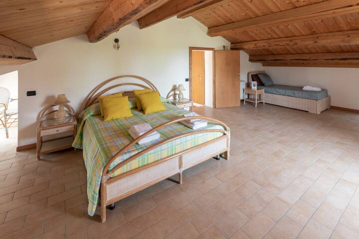 غرفة نوم الطابق الثاني