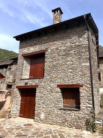 L’AMFITRIONA managed Airbnb listing 2