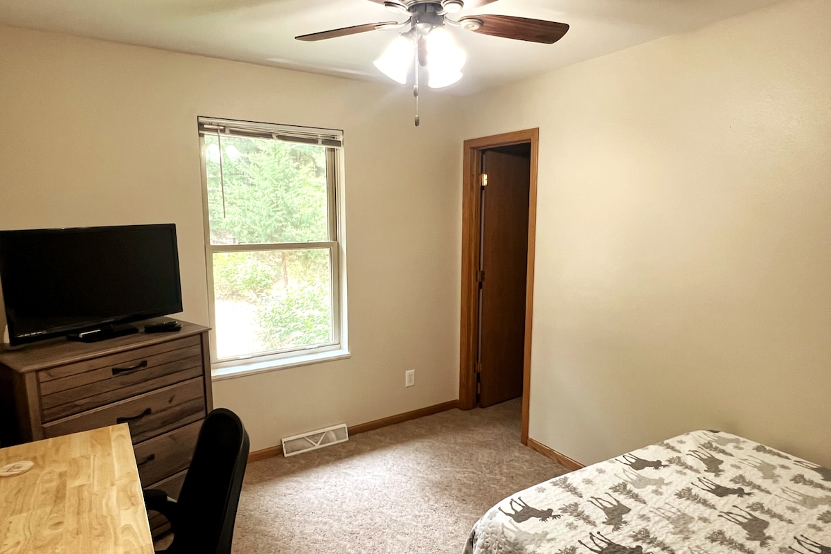 Dormitorio 2, arriba, un espacio de escritorio completo más