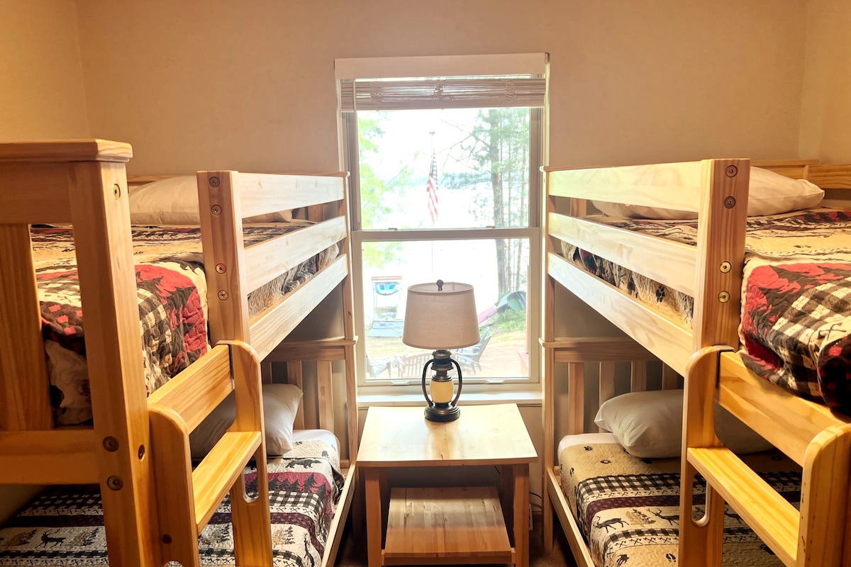 Dormitorio 3, arriba, cuatro camas individuales.