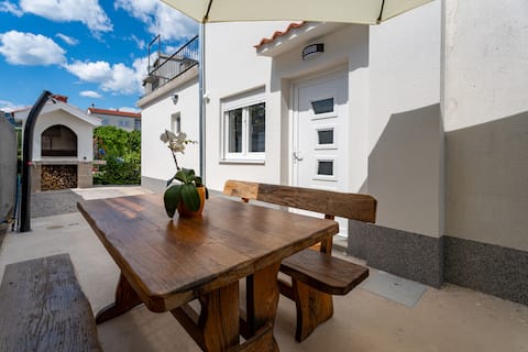 Popular Airbnb listing: Apartment Ante in Kaštel štafilić