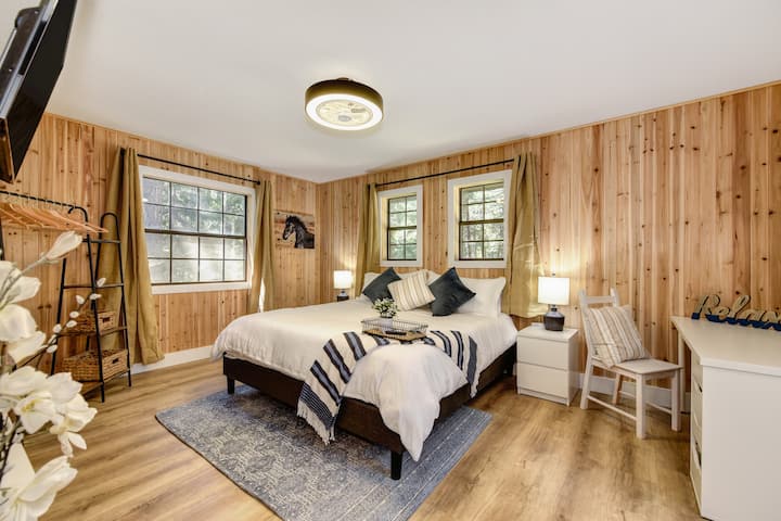 Dormitorio principal 1. Uno de los dormitorios principales con un colchón tamaño king.