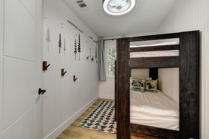 ¡El dormitorio 4 es una increíble habitación de literas para los niños!