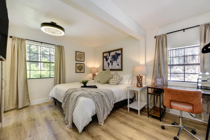 El dormitorio principal 4 también cuenta con un colchón tamaño king, un escritorio y su propio baño en suite.