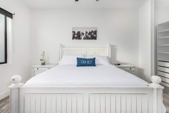 Guest Room 2 - King Bed w/ private bathroom