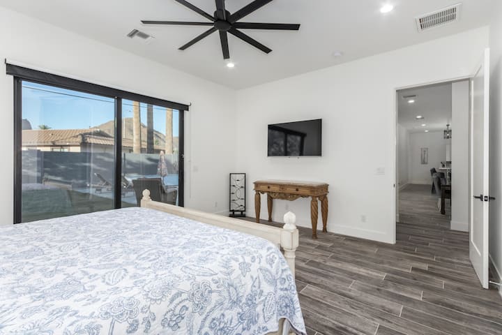 Masterbed room - views of Camelback Mountain - off pool