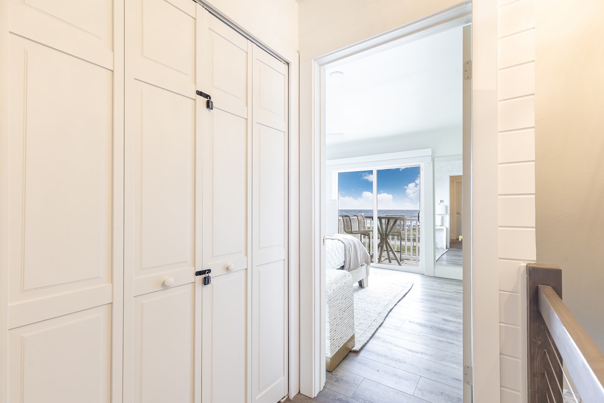 通往业主套房的走廊。 您可以在主卧设有私人露台，欣赏美景。