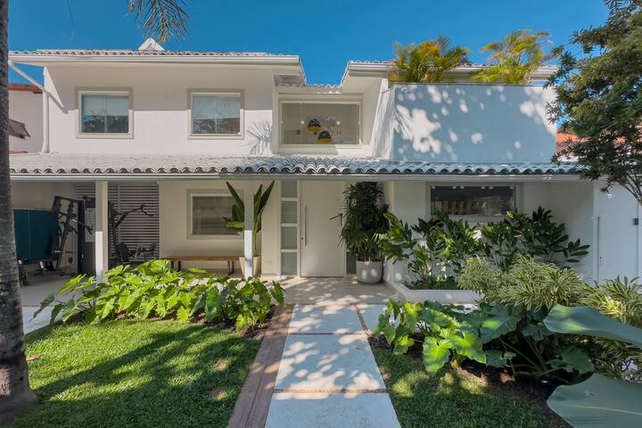 Casa Champagne acesso à praia – condo Santa Mônica gallery image 5