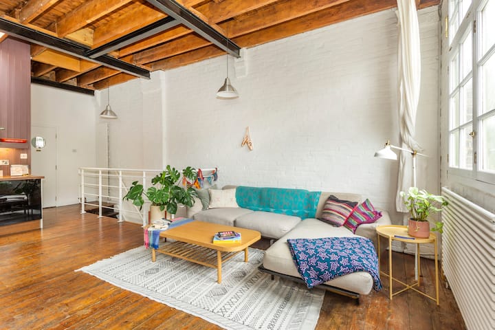 ก้าวเข้าสู่ห้องนั่งเล่นที่สว่างและกว้างขวาง ออกแบบมาเพื่อความสะดวกสบายและผ่อนคลาย พร้อมเฟอร์นิเจอร์ที่มีสไตล์และบรรยากาศที่อบอุ่นและน่าอยู่