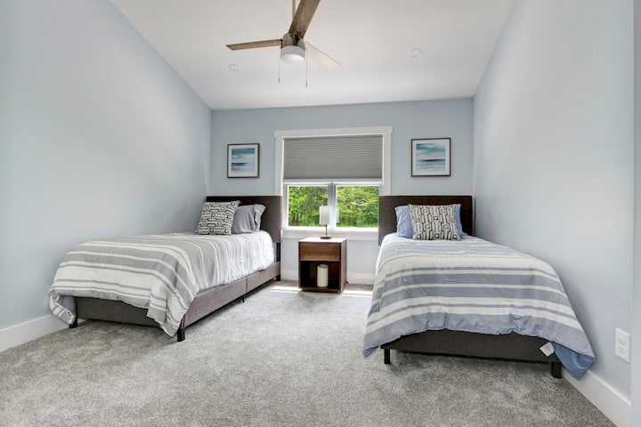 Spacious double twin bed guest room, located on the main level on the house. Includes an en-suite full bathroom with double vanity and stand up shower. This room also has a 30" inch flat screen TV ready for streaming!