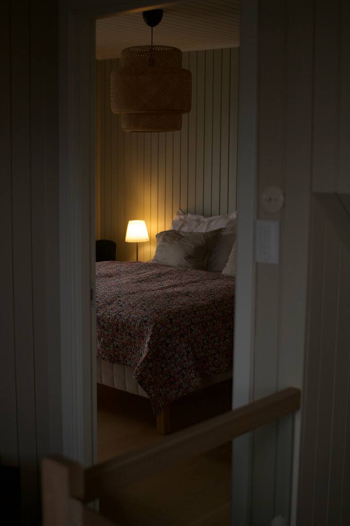 Gledajući u glavnu spavaću sobu. 