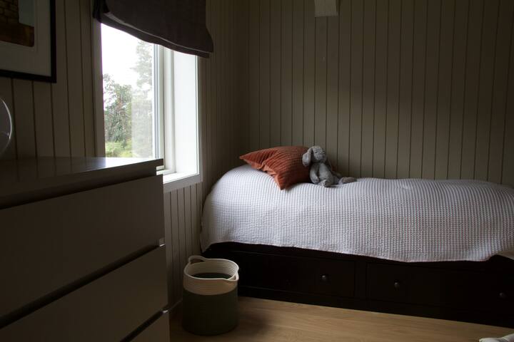 Ovaj se krevet može produžiti i postati širok 160 ili 180 (nisam siguran). Vrlo udoban.