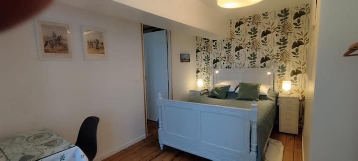 Спалня с прозорец, с двойно легло 135, гардероб и сандък за съхранение. Гравиране и декор. Баня и тоалетна на площадката.