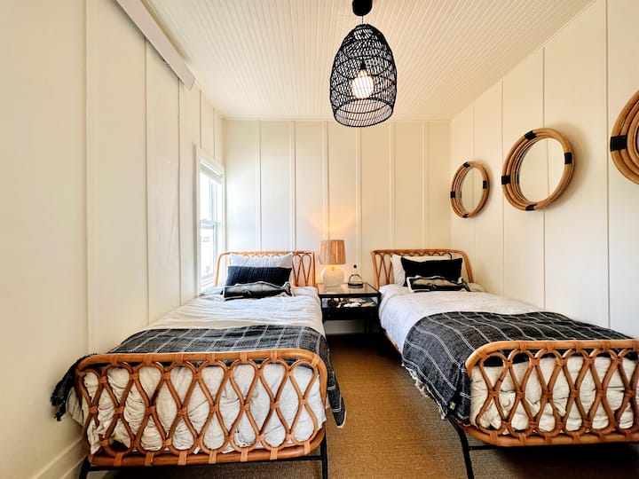 Chumba cha kulala cha pili na mapacha 2. Matandiko ya kifahari ya Parachute. Mandhari ya maji nje ya dirisha dogo.