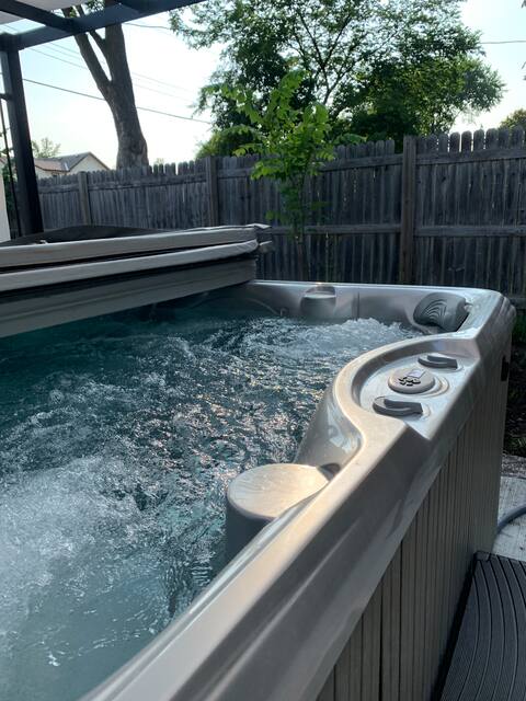 Year Round Hot Tub, Walk to Lake & Dog Friendly!