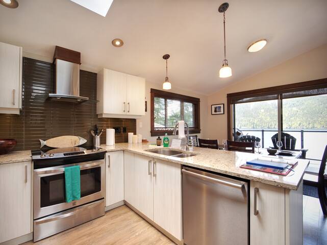 Hera’s Cove| Oceanfront Oasis + Pet Friendly gallery image 3