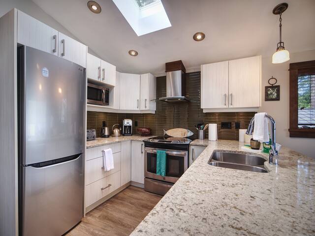 Hera’s Cove| Oceanfront Oasis + Pet Friendly gallery image 4