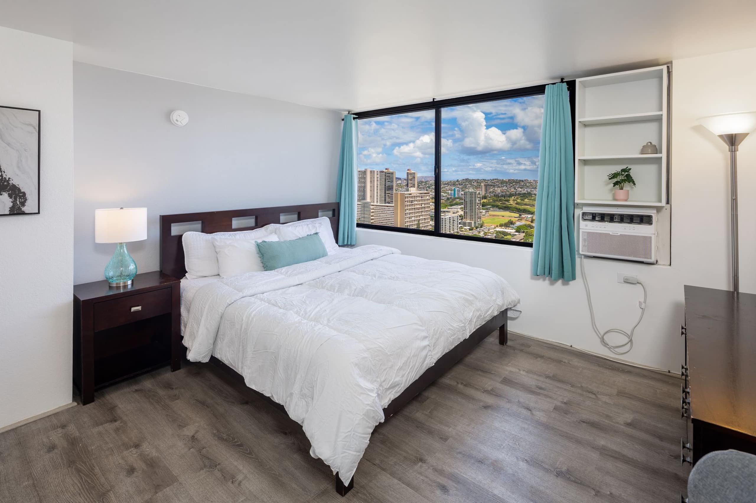 High Floor Ocean and Diamond Head View Waikiki - Image 6