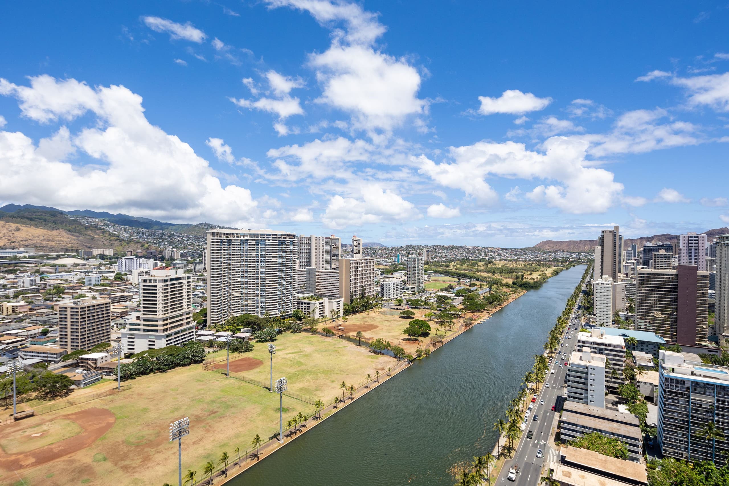 High Floor Ocean and Diamond Head View Waikiki - Image 11