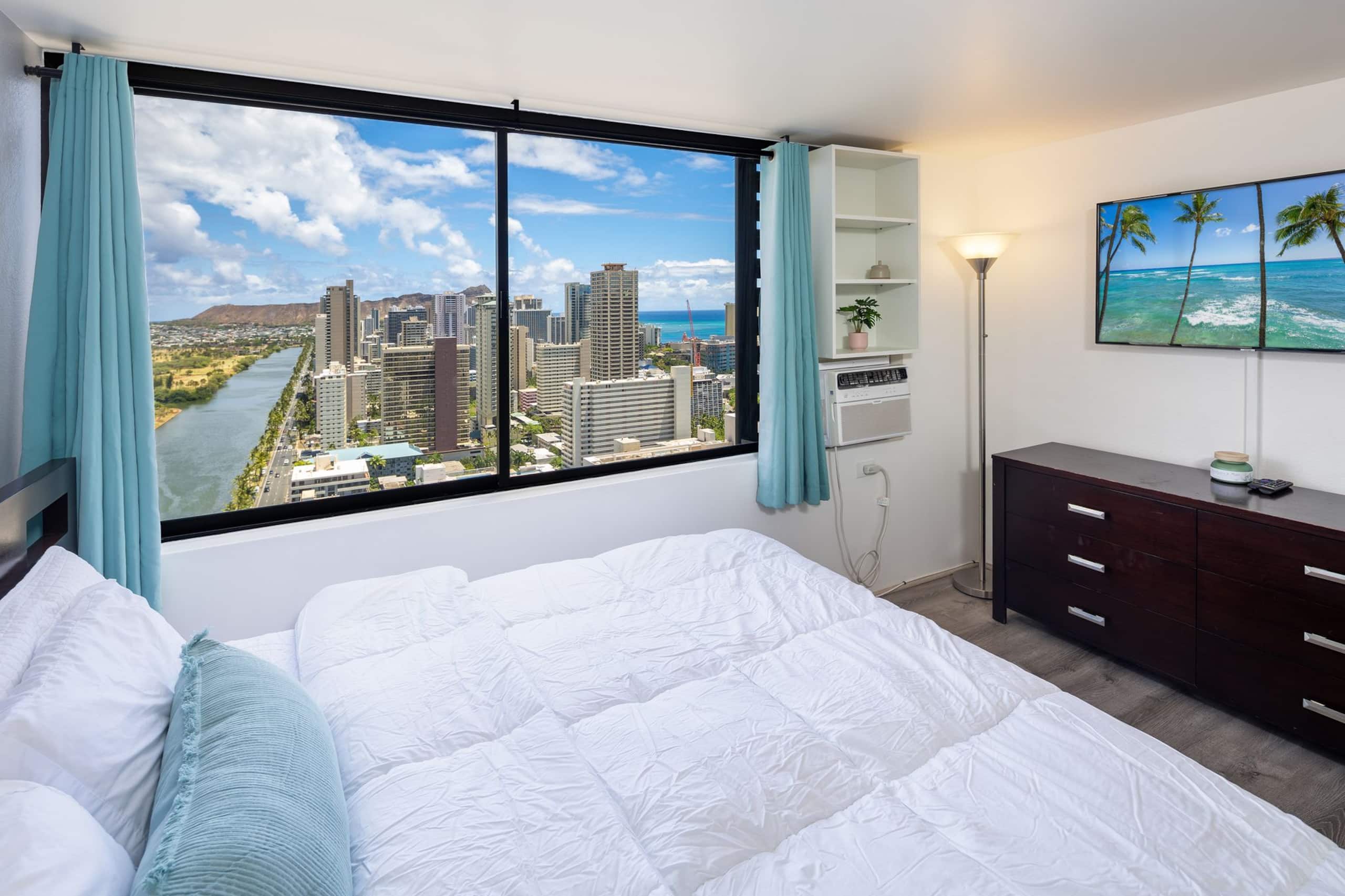 High Floor Ocean and Diamond Head View Waikiki - Image 1