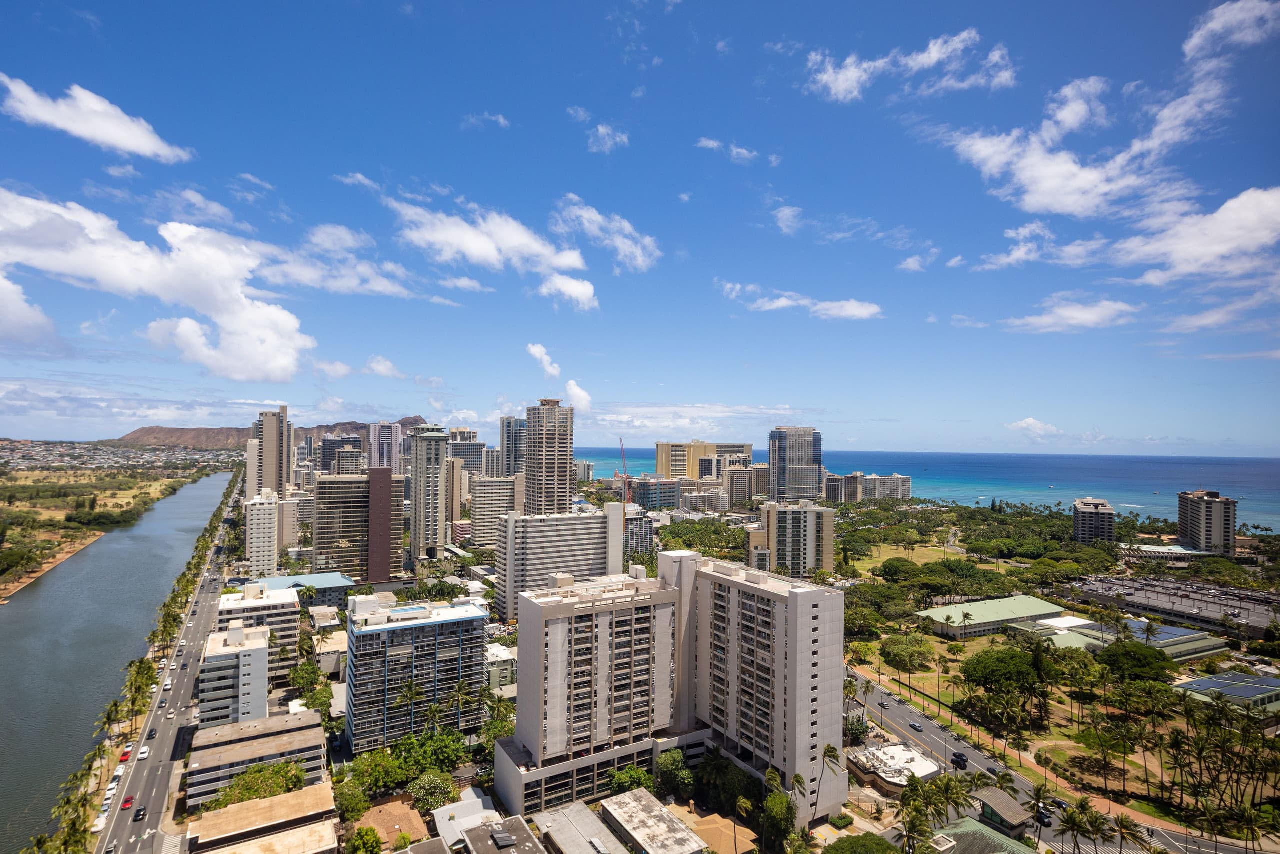High Floor Ocean and Diamond Head View Waikiki - Image 12