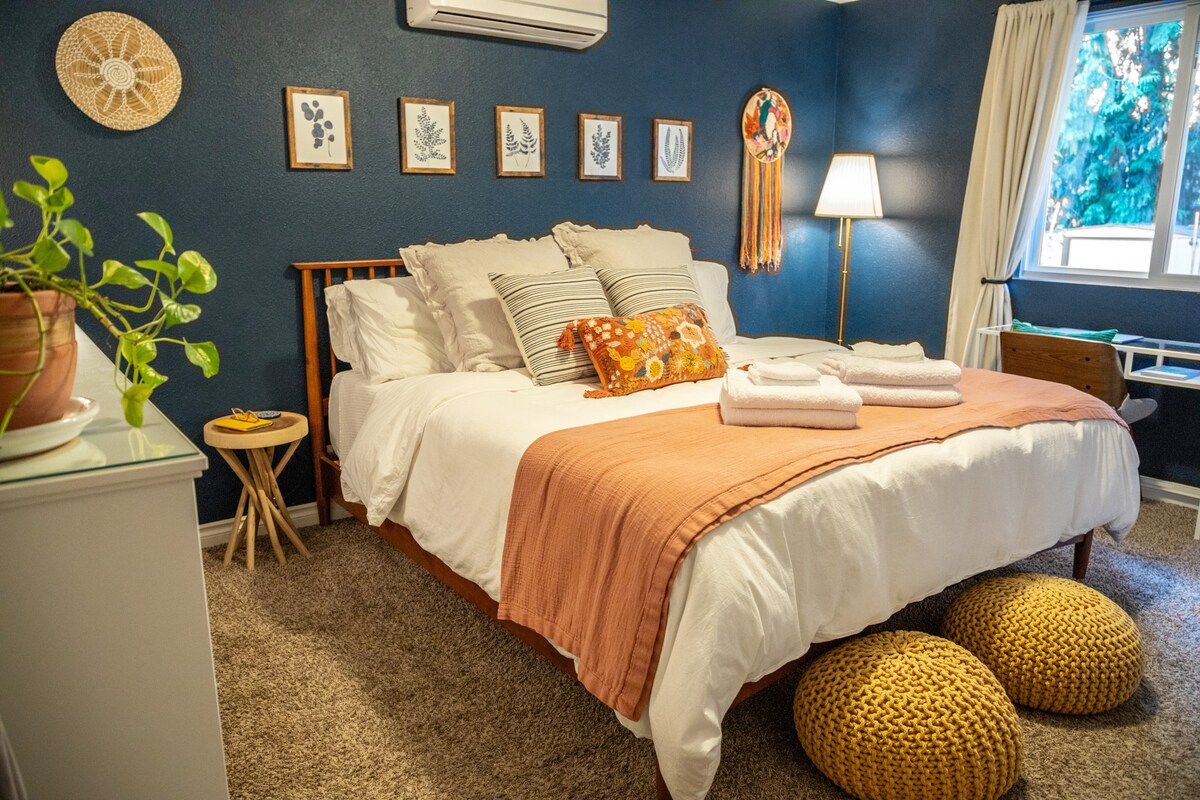 брачна спална соба со простор наменет за работа со поглед кон градината, завеси за затемнување, плакар со две врати и голем гардеробер за вашите лични работи