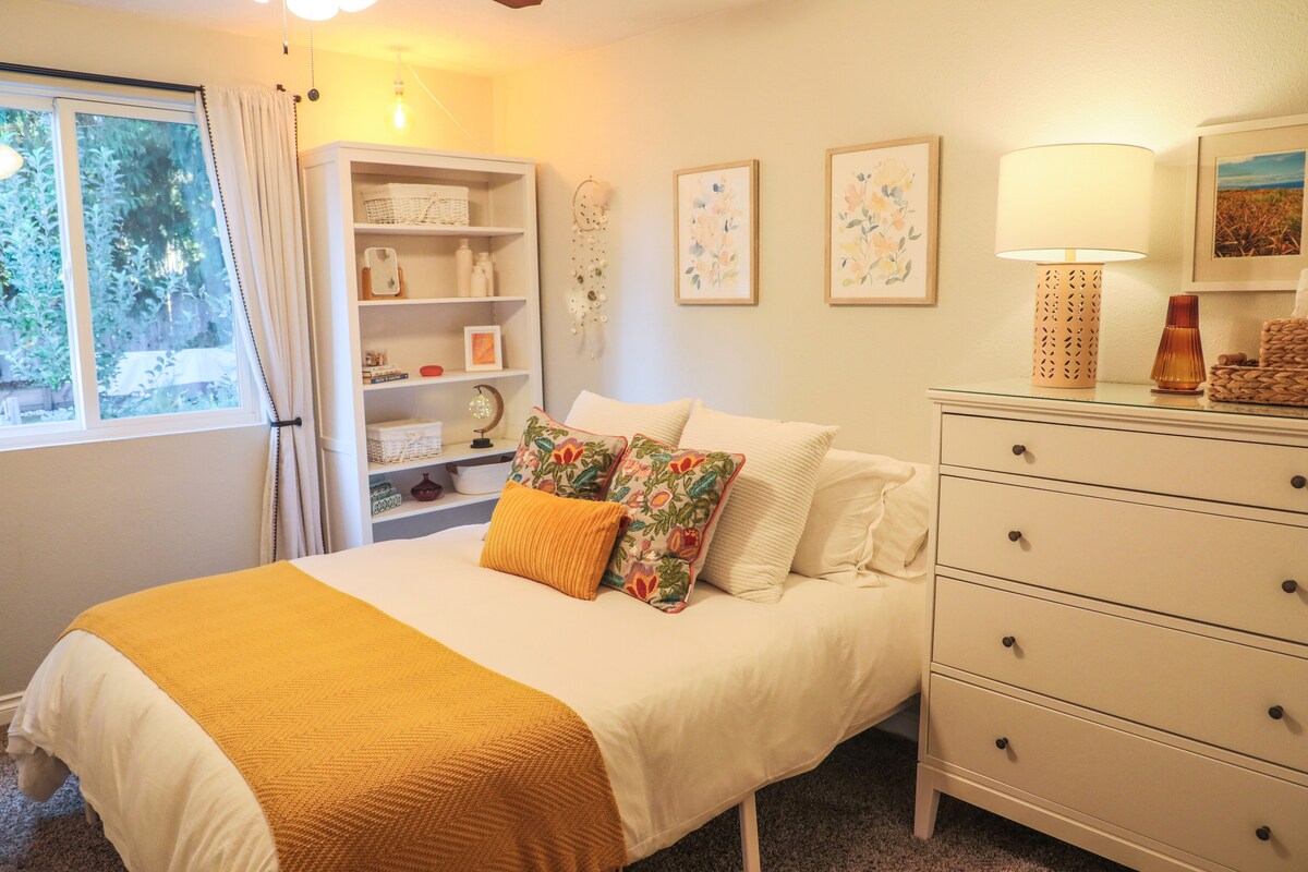 брачна спална соба со плакар со две врати, гардеробер и прозорец со поглед кон јаболкниците