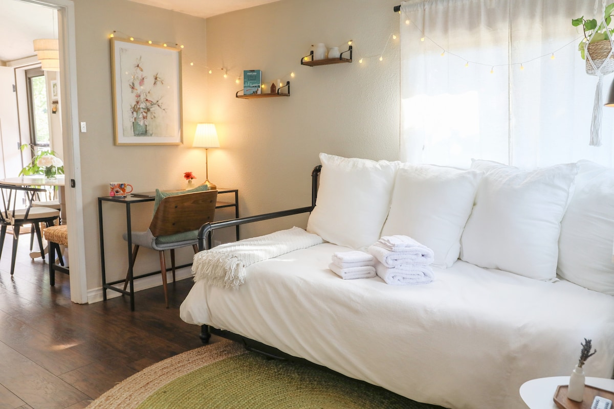 дневна соба (со подвижен кревет) во предниот дел на викендичката со простор наменет за работа и приватна бања