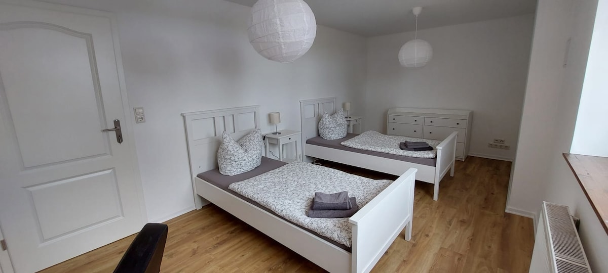 Schlafzimmer 4 (zwei 90cm breite Betten)