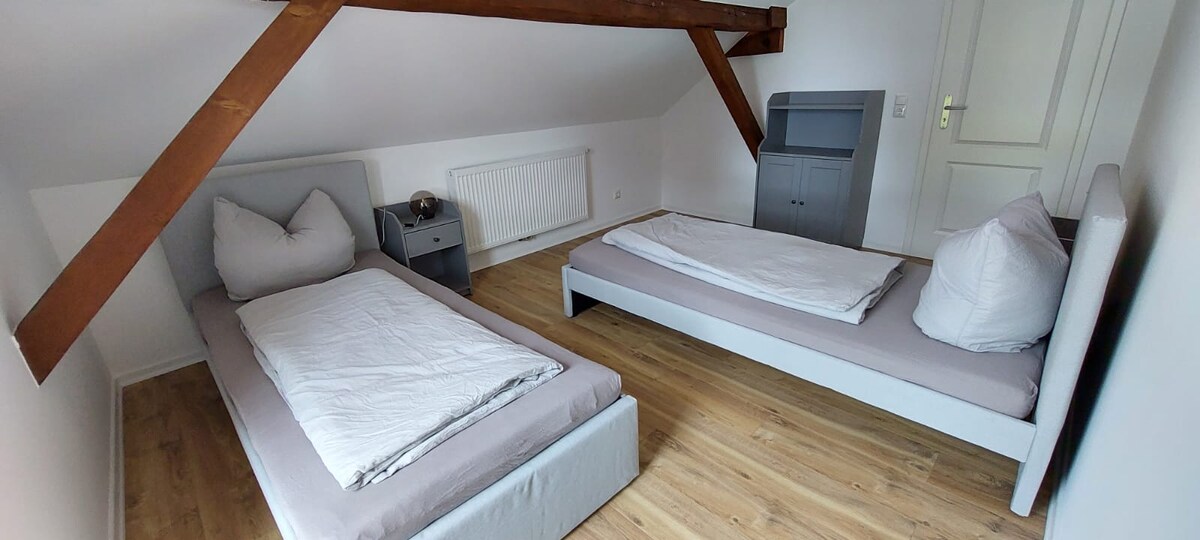 Schlafzimmer 5 auf dem Dachboden - Die beiden 90cm breiten Betten können auch zusammengeschoben werden